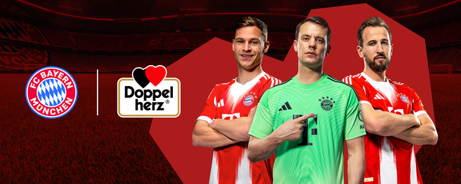 Trois joueurs du FC Bayern Munich se tiennent côte à côte, vêtus de maillots rouges et blancs. Le gardien porte un maillot vert. Le logo du club est visible à gauche, accompagné du logo de la marque Dopolherz à droite, sur un fond rouge.