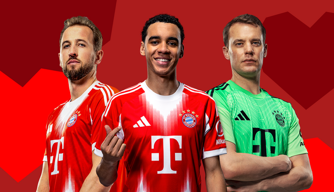 Trois joueurs de football du Bayern Munich sont présentés sur un fond rouge. À gauche, un joueur avec une barbe portant un maillot rouge. Au centre, un joueur souriant en maillot rouge. À droite, un gardien de but en maillot vert montrant une expression sérieuse.