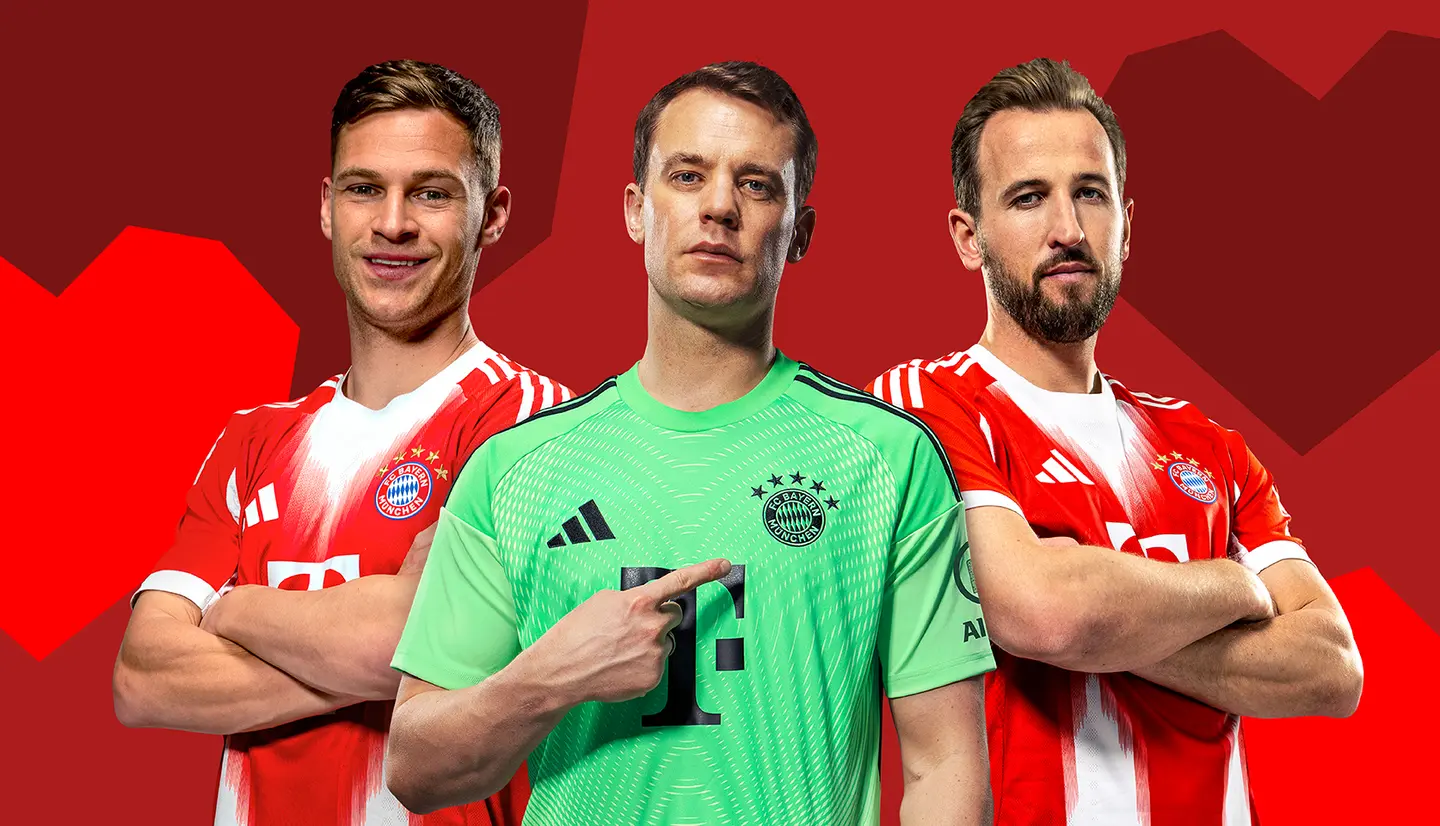 Trois joueurs de football, en maillots rouges du Bayern Munich, posent ensemble. Au centre, un gardien avec un maillot vert pointe son cœur, flanqué à gauche d'un attaquant souriant et à droite d'un autre joueur aux traits sérieux. L'arrière-plan est rouge.