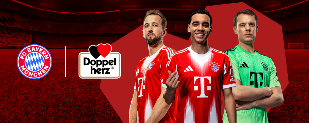 Trois joueurs de football posent fièrement en maillots du FC Bayern Munich, avec un arrière-plan rouge. À gauche, un joueur en maillot traditionnel, au milieu, un joueur souriant, et à droite, un gardien dans un maillot vert. Le logo de l'équipe et celui de Doppelherz sont également présents.